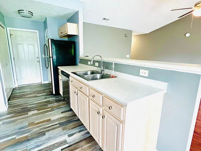 469 W Perry Rd — Photo 16
