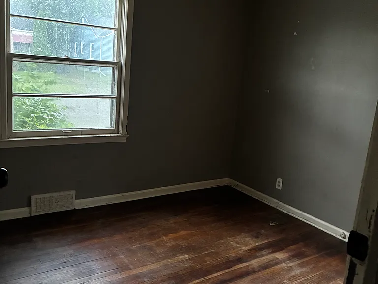 1141 Victoria Ave — Photo 9