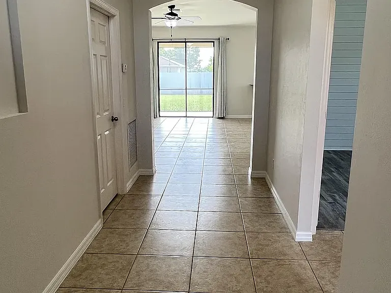 511 NE 19th Pl — Photo 16