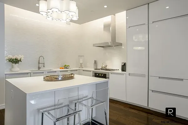 Sold by R New York | media 8