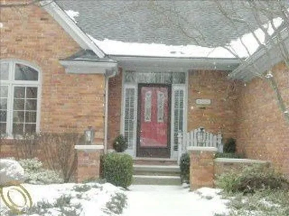 5580 Village Ln, Bloomfield Hills, MI 48301
