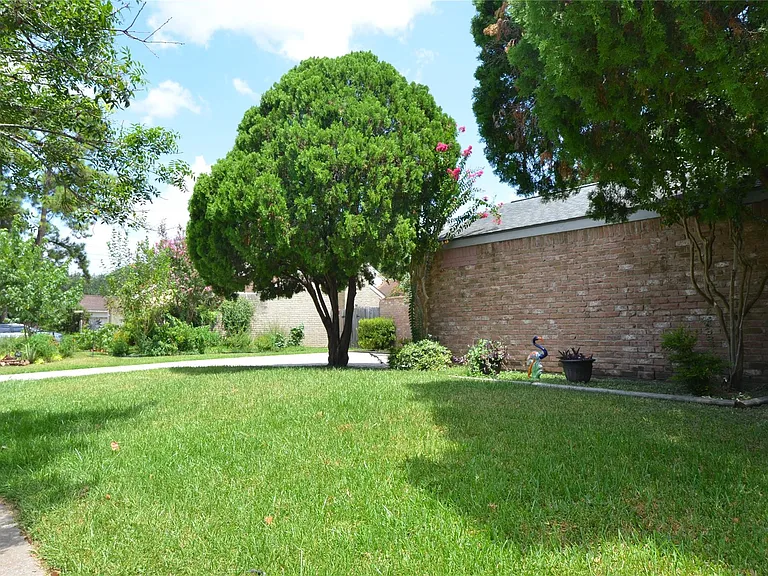 2023 Woodland Springs St — Photo 2
