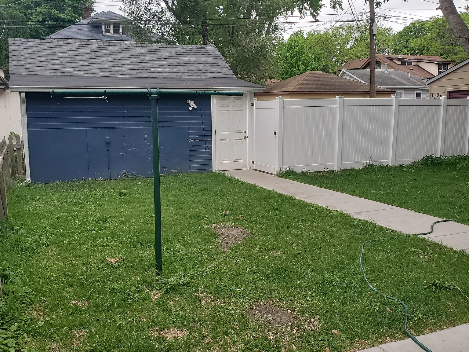 Completely updated 4 bedroom, 3 bathroom 1.5 story single family home available November 1st — Photo 2