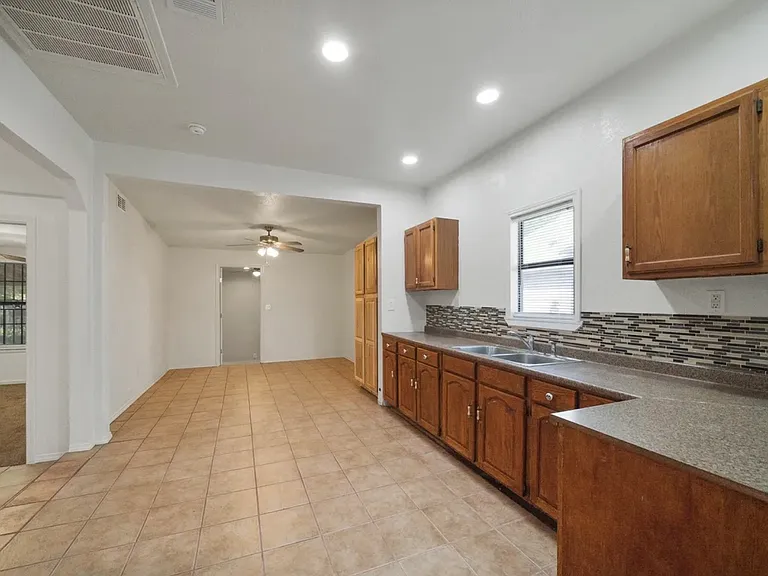 322 Matthews Ave #A — Photo 4