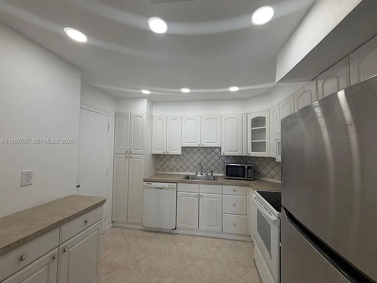 300 Bayview Dr #915 — Photo 3