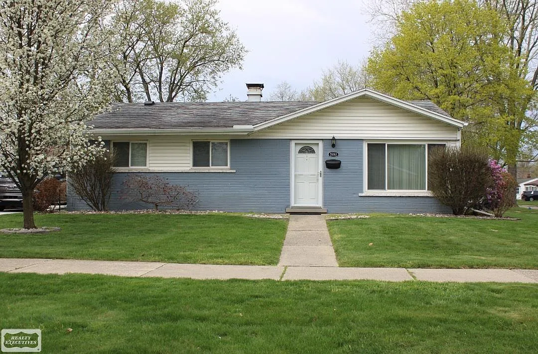 26163 Tawas St photo 1