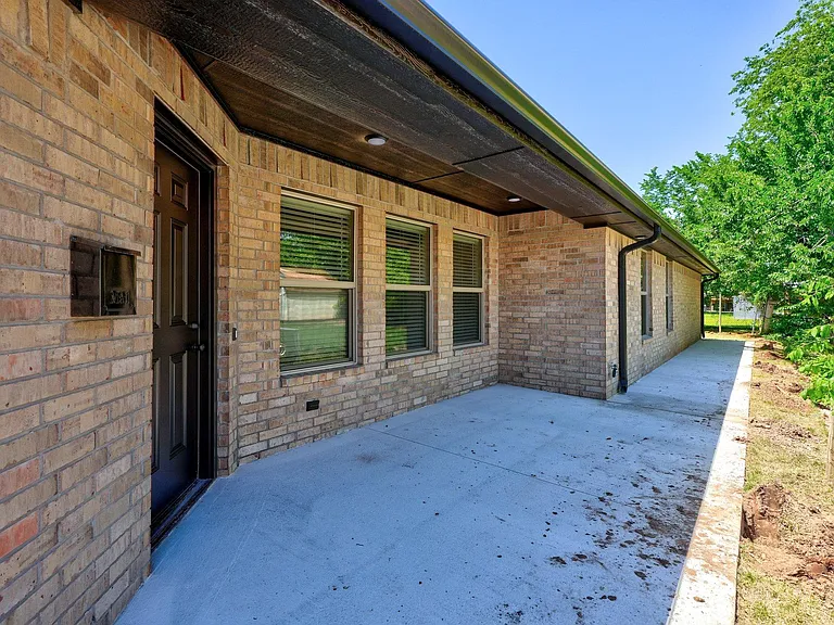 213 W Thatcher St — Photo 20