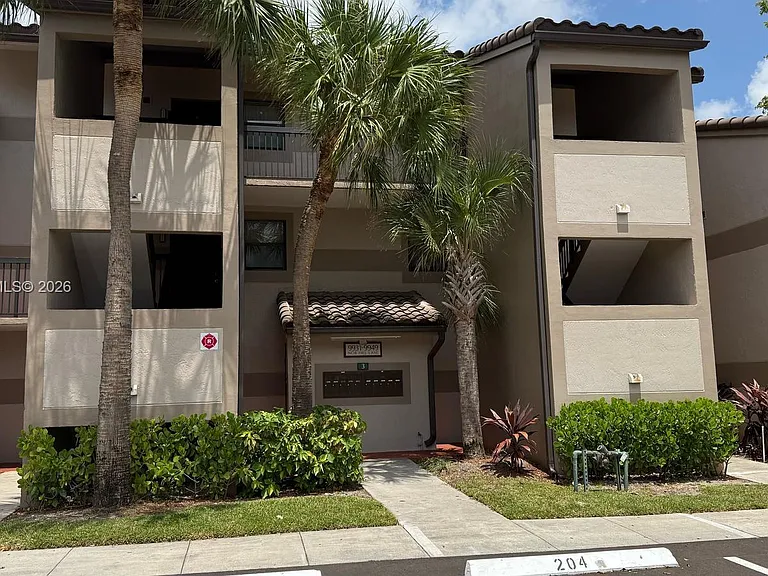 9933 Nob Hill Ln #9933 — Photo 2