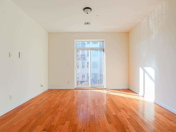 3rd image of 185 Clifton Pl #2L