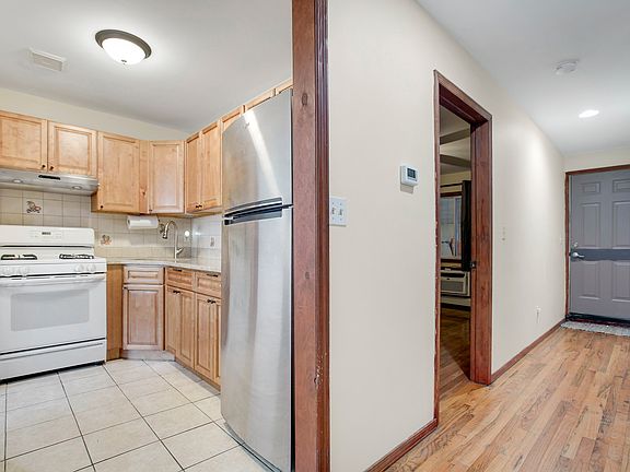 3rd image of 448 Throop Ave #3