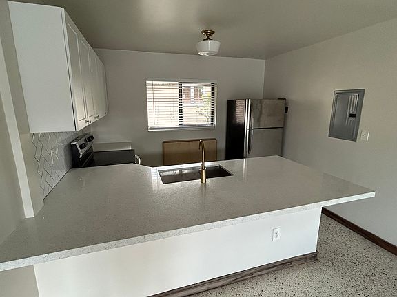 2nd image of 910 SW 4th Ave APT 3