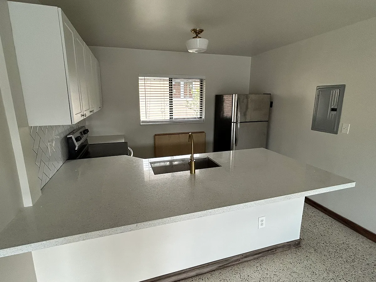 Building Photo - 910 SW 4th Ave #3