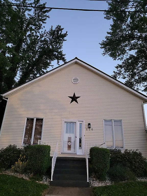 116 W Walnut St photo 1