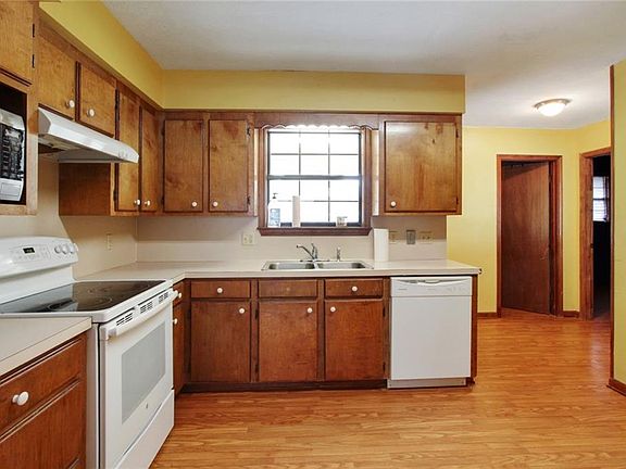 3rd image of 145 Summerwood Dr