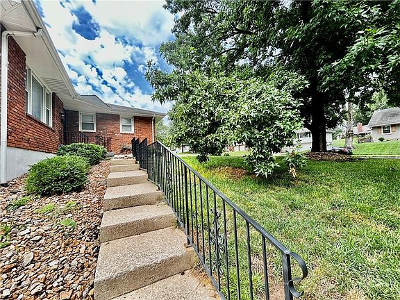 3rd image of 1711 NE 68th Pl