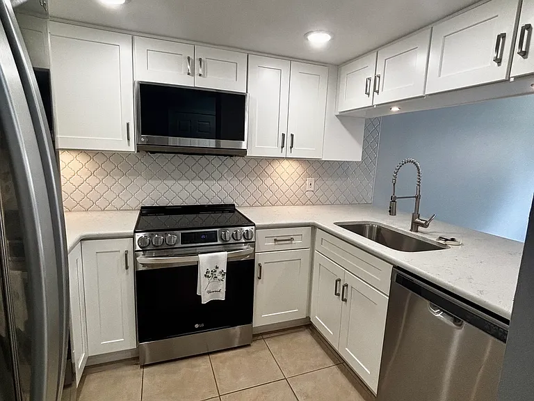 1957 Whitney Way — Photo 8
