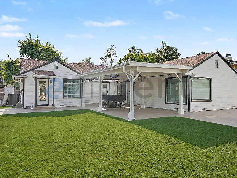 4390 Cerritos Ave — Photo 31