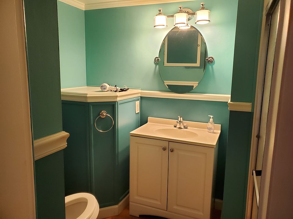 Hallway full bath