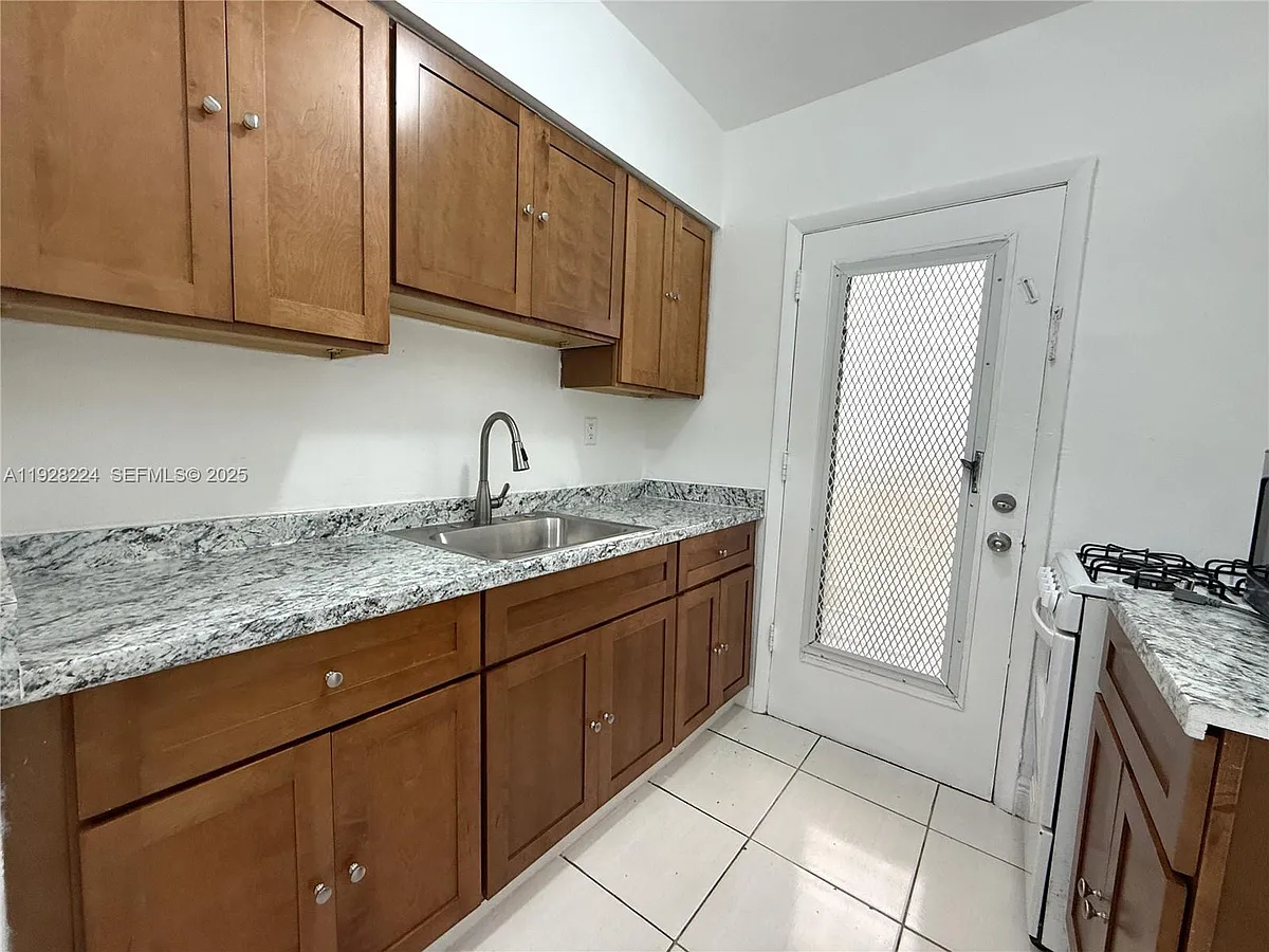 Building Photo - 6885 Byron Ave #103