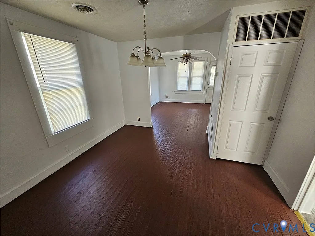 2 bed, 1.0 bath, 884 sqft, $1,300 — Photo 4