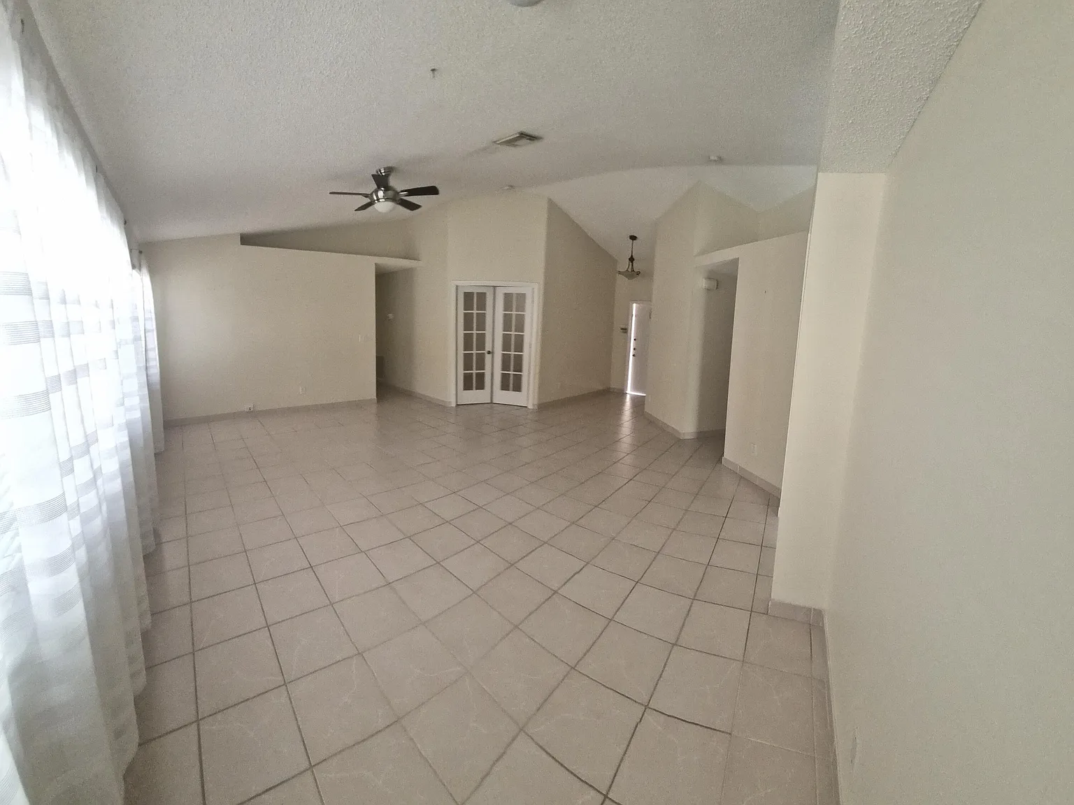 4 bed, 2.0 bath, 1840 sqft, $4,300 — Photo 3