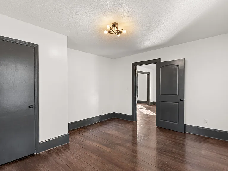 4910 Saint Elmo Ave — Photo 5