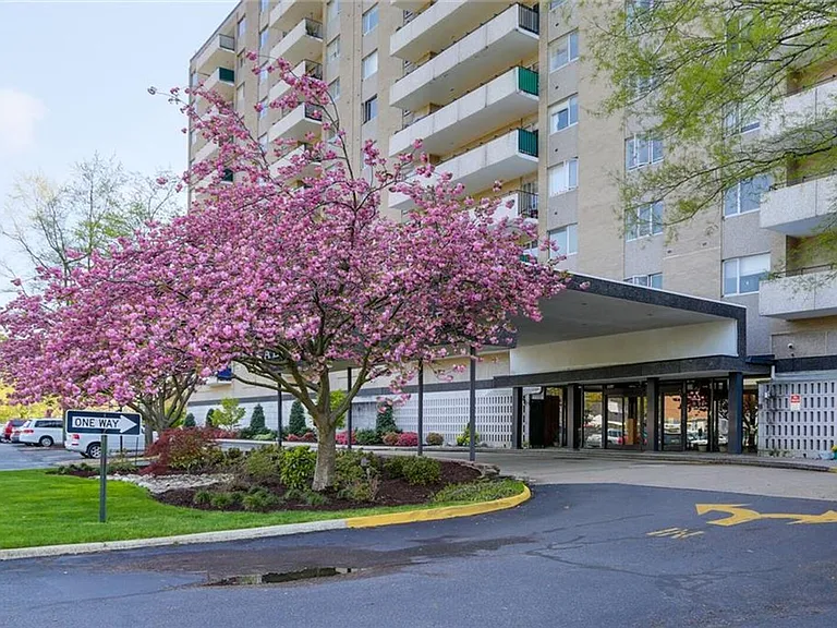 7320 Glenroie Ave #10E — Photo 2