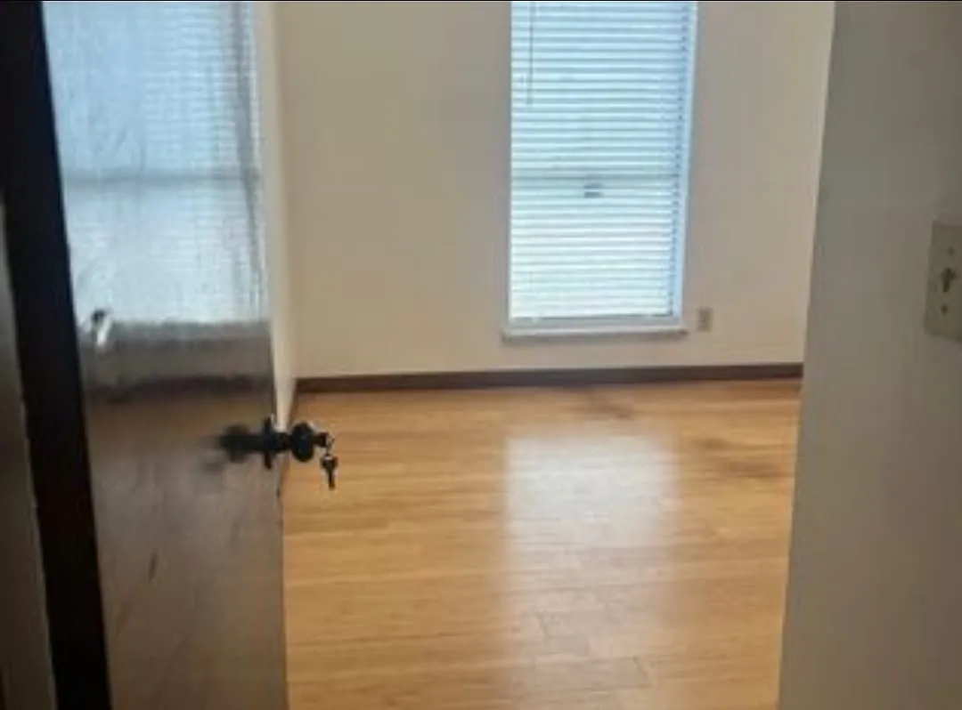 4 bed, 2100 sqft, $700 — Photo 1
