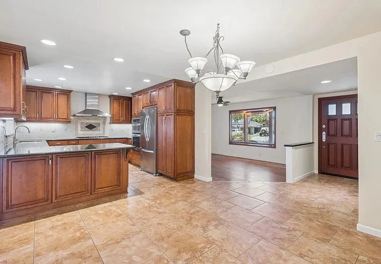 929 Junipero Dr — Photo 11