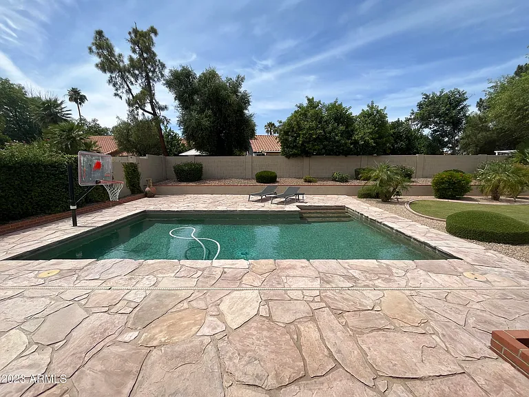 5508 E Kelton Ln — Photo 2