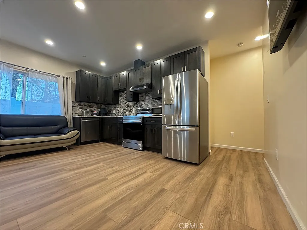 3 bed, 1302 sqft, $4,500 — Photo 1
