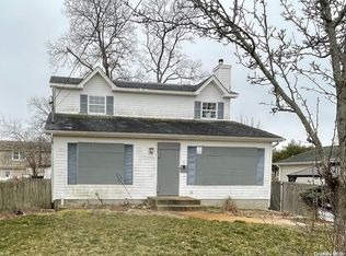 88 Rugby Dr, Shirley, NY 11967