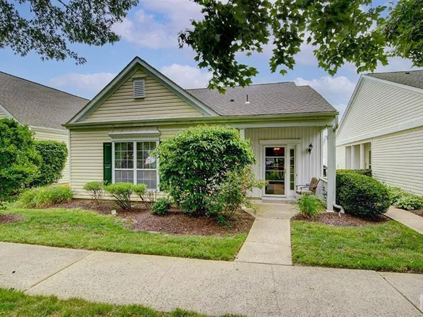 674 Bluebird Dr, Monroe Township, NJ 08831