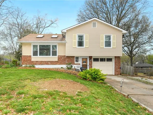 6800 E 136th St, Grandview, MO 64030