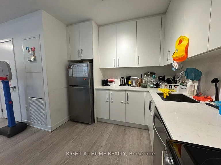 3 Strathgowan Ave #202 — Photo 14