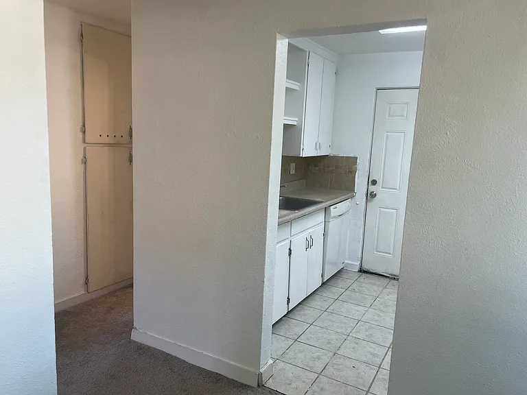 1420 Clinton St — Photo 6