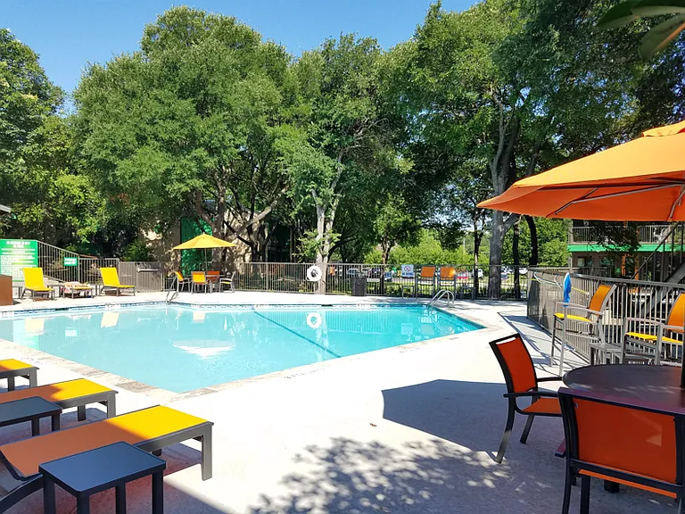Verde Apartments — Photo 10