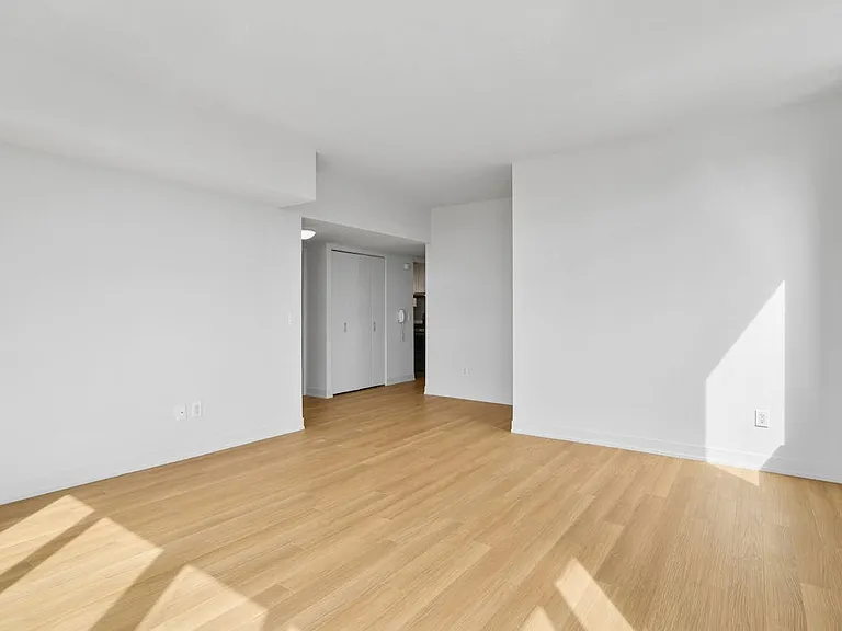 Columbus Cir #S35C — Photo 6