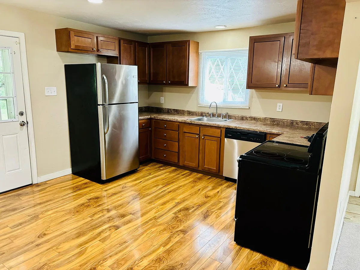 3015 Riverside Dr, Claridge, PA 15623 HotPads