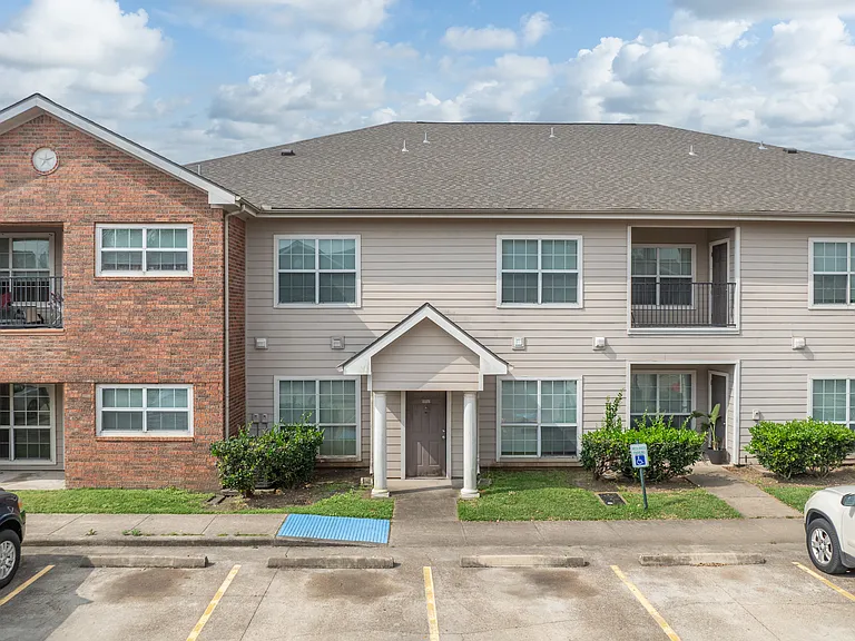 Freeport Oaks Apartments — Photo 8