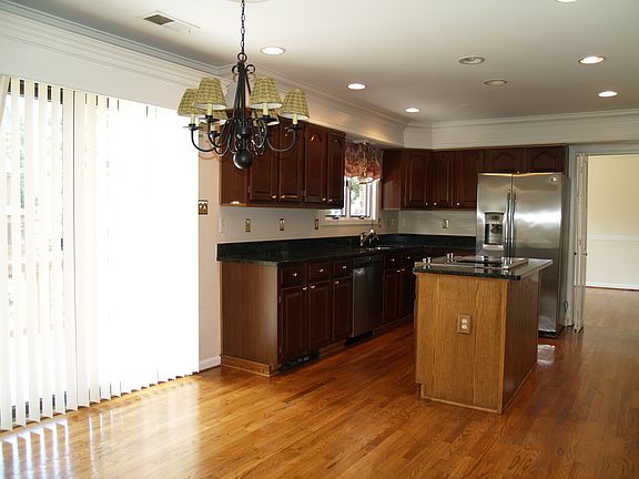 EAT IN KITCHEN