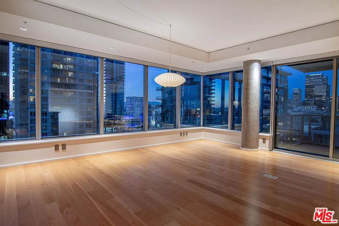 2 bed, 2.5 bath, 2320 sqft, $6,700 — Photo 3