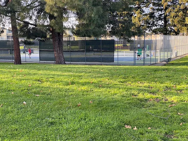 w/ tennis courts