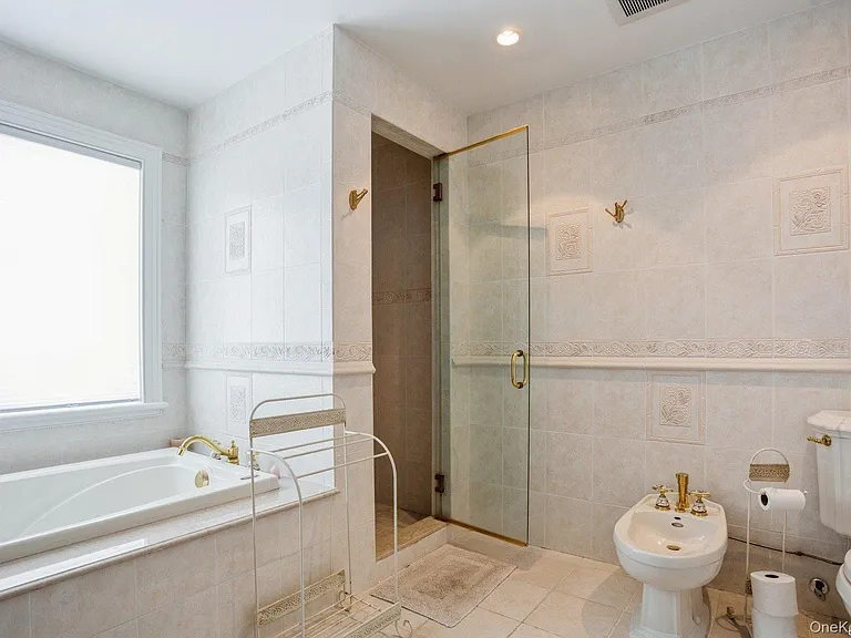 676 Dune Rd — Photo 12