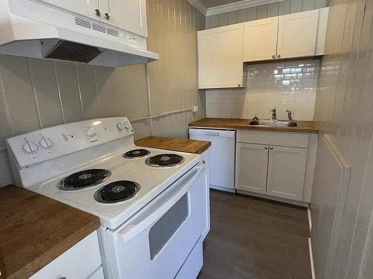 1437 W 4th St — Photo 3