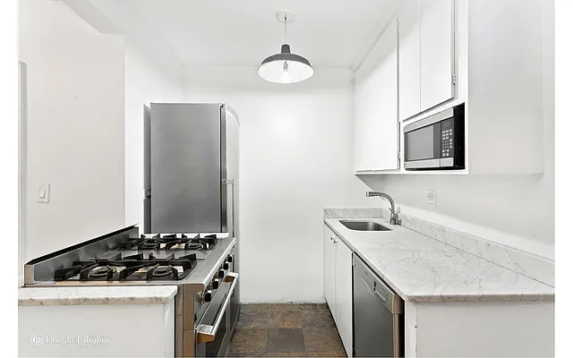 Sold by Douglas Elliman | media 15