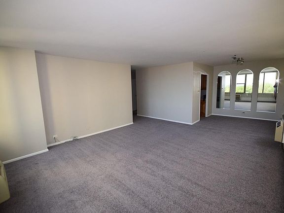 5th image of 360 W Wellington Ave APT 8E