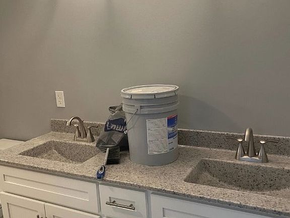 5th image of 137 Ashkirk Ln