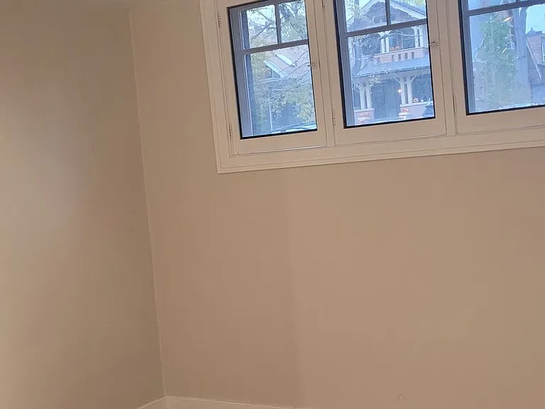 Pollyanna Apartments — Photo 8