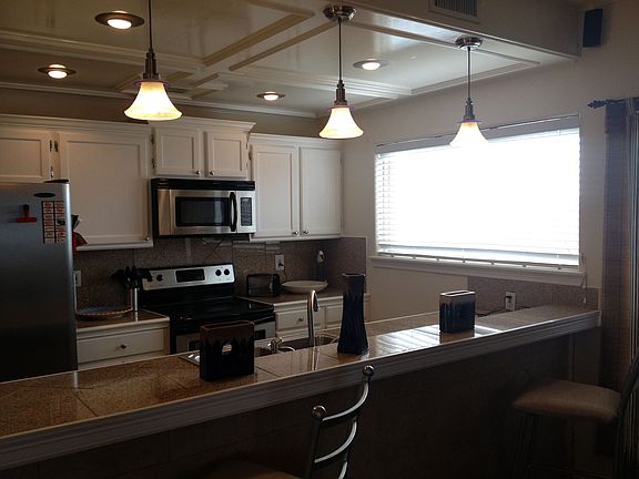 Kitchen & Breakfast Bar